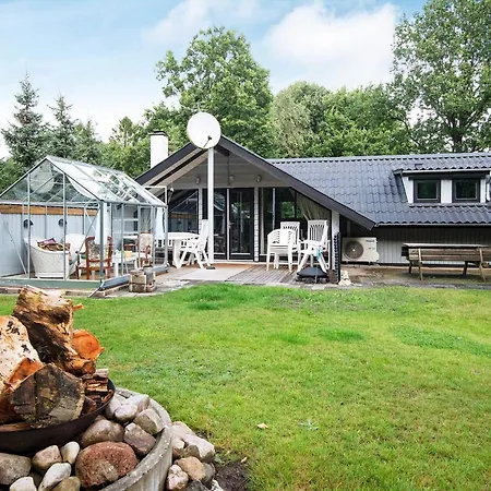 5 Person In Ansager-by Traum Ansager